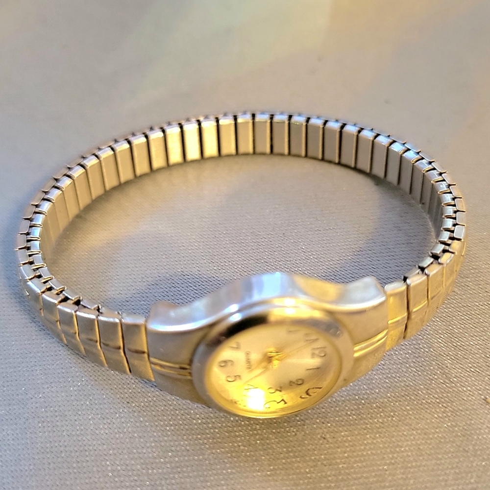 Analog Quartz Silver & Gold stretch band watch